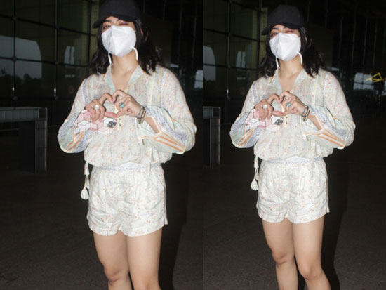 Rashmika is Funky Poses To The Paparazzi At The Airport Rashmika is Funky Poses To The Paparazzi At The Airport